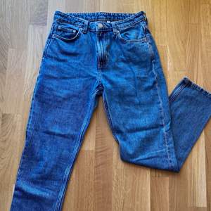 Frakt inkluderat i priset! Weekday Jeans! Jag säljer det för nu är det alldeles för litet för mig, ledsen för är en av mina favoritjeans!  Den är mörkblå med riktiga fickor!💕