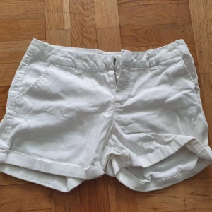 Bik bok vita shorts strl S - Vita shorts från Bikbok. FRAKT INGÅR EJ