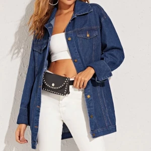 DENIM JACKA  - Säljer denna underbara jackan som jag aldrig använt. Sitter jätte fint på. 