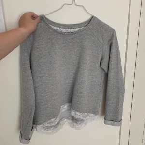 Tröja med spets detaljer - Aldrig använd grå tröja med söta spets detaljer🌟 storlek 146/152 men sitter som en Xs/S (inte tight!) 50kr❤️
