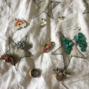 Smycken - Ju fler du köper desto billigare blir det, 1 för 15, 2 för 25, 3 för 30,  4 för 35 , 5 för 40, 6 för 45, 7 för 50, 8 för 55, 9 för 60. Köparen står för frakt, frakten blir också mer värd ju fler du köper :)