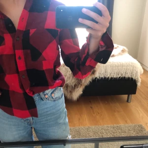 Skjorta  - Jätte snygg rödrutig skjorta från hm, aldrig använd! Frak tillkommer!🤍🤍