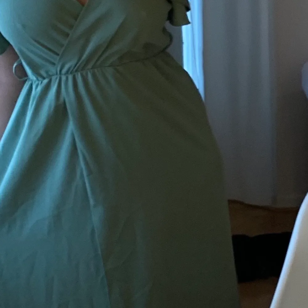 Supersuperfin lång grön sommarklänning i strl 36🌸 finns i Enköping och kan frakta! Finns band i midja till och har en exakt likadan klänning i gult också ✨. Mekot.