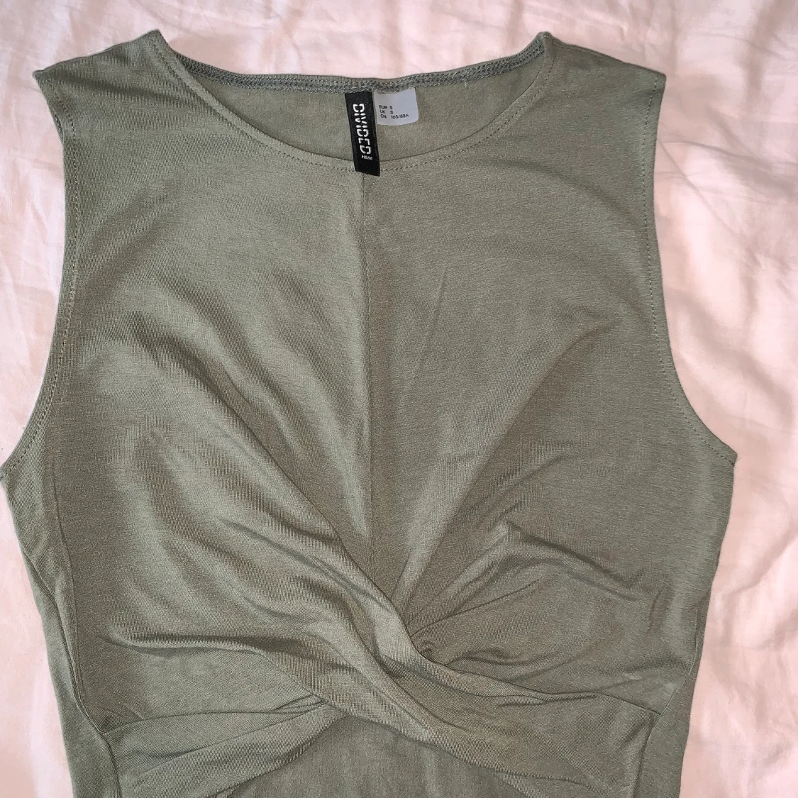 Grönt linne med knyte på framsidan - 90