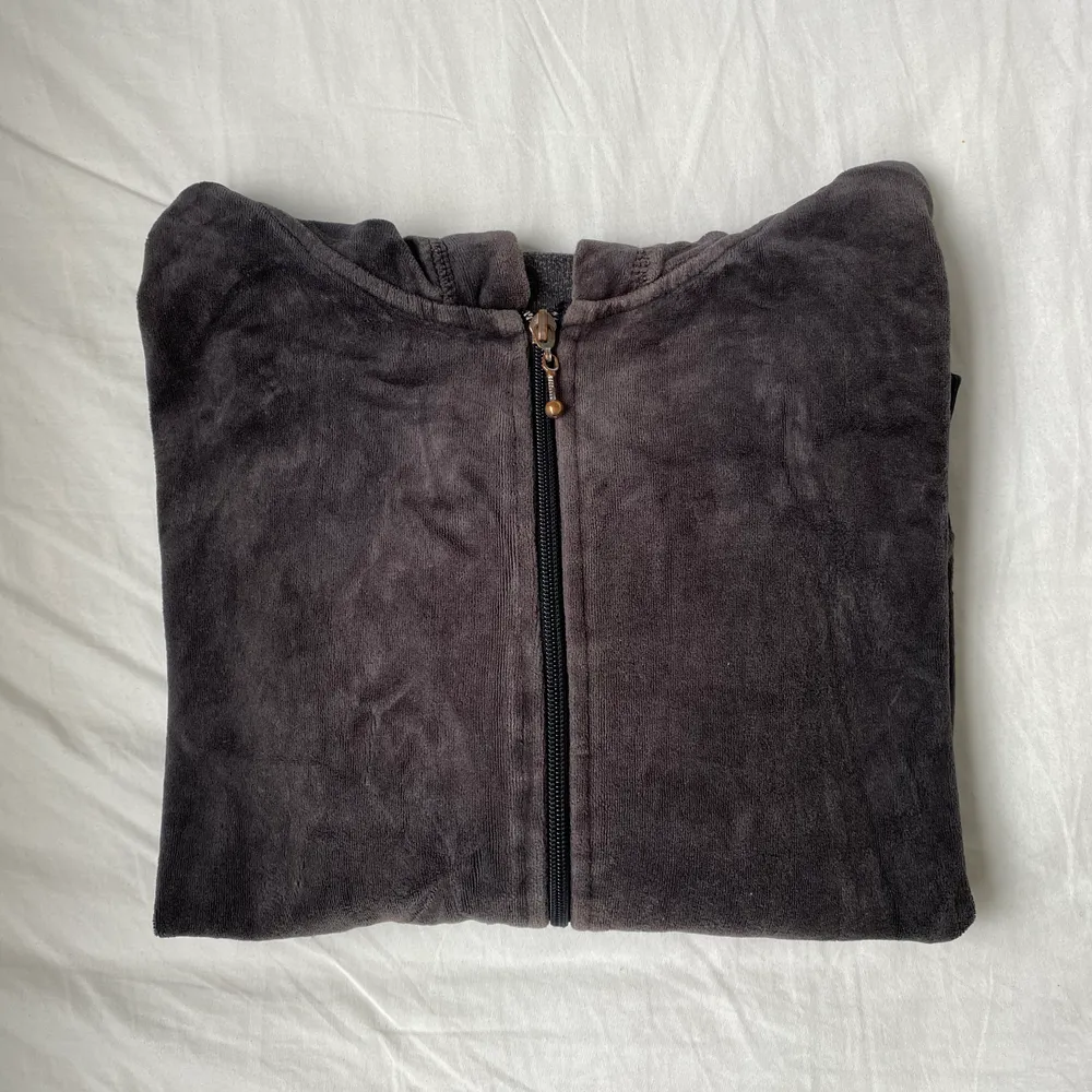En svart/brun tröja med luva från Cubus. Haft i några år och därav är dragkedjan lite rostig som syns på första bilden.. Tröjor & Koftor.