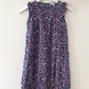 Blommig klänning 💙 - Klänning köpt på Åhléns för några år sen och sedan dess sparsamt använd, dvs i näst intill nyskick. 💙 Säljer pga att den är för liten för mig. Kommer ej ihåg vad den kostat från början. Frakt tillkommer. I barnstorlek 💙