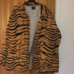 Needles Jacka - Needles jacka storlek M tts, bra cond köpte i våras men har tröttnat lite på den🥺