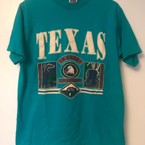 T-Shirt st M - T-Shirt med tryck köpt second hand så vet ej vart den är ifrån, bra skick. Frakten ingår