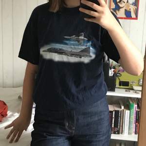 Snygg oversized tshirt köpt second hand för några månader sedan men i fint skick! Säljer pga att den inte kommer till användning så ofta! 