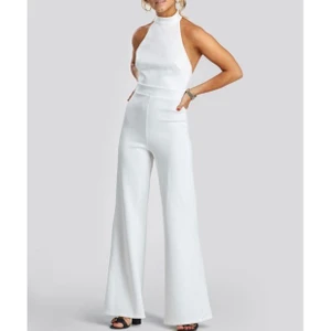 Halterneck byxdress  - Väldigt fin halterneck byxdress från Sanne Alexandra. Den är aldrig använd och nypris är 899kr 🌸