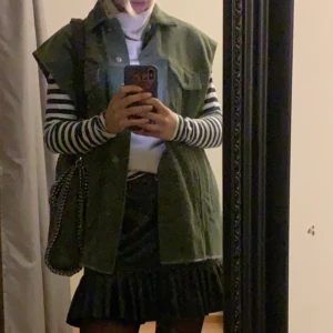 Väst - Cool skogsgrön manchester väst ifrån zara i storlek s som tyvärr inte kommer till användning. Köparen får stå för frakten, kan mötas upp i Stockholm! 