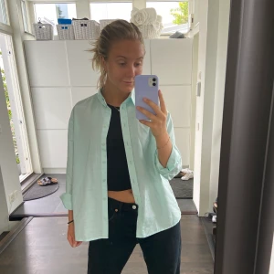 Vintage skjorta! - Säljer min superfina Oversized ljusblå/turkosa skjorta! Den är köpt vintage men i väldigt bra skick, använd ändast fåtal gånger! Frakt tillkommer