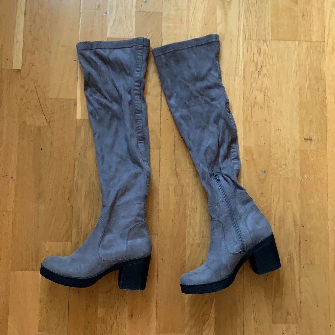 Höga gråa stövlar 37