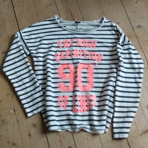 Super skön tröja med neon - Tryck över randig tröja.  Aprikosfärg i neon. Klassisk tröja i formen. Passar jämt!🌞🌛