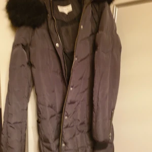 Vila vinterjacka - Fjäderfodrad, lite repad på knapparna, använd 2 ggr nypris 1299 kr.