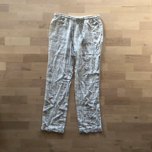 Pyjamasbyxor - Supermysiga rutiga pyjamasbyxor från Gina Tricot. Använd några gånger men är fortfarande i bra skick. Storlek S. Köparen står för frakt! Pris går att diskuteras!