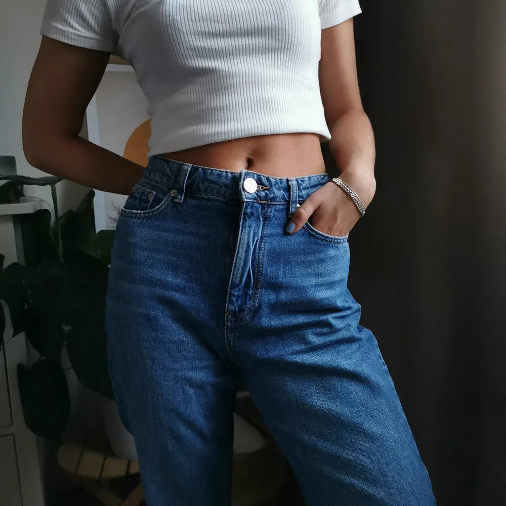 Snygga mom jeans från Gina Tricot, storlek 38, säljes för 200kr, pris kan diskuteras :) . Jeans & Byxor.