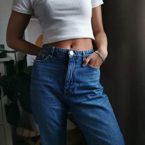 Snygga mom jeans från Gina Tricot, storlek 38, säljes för 200kr, pris kan diskuteras :) 