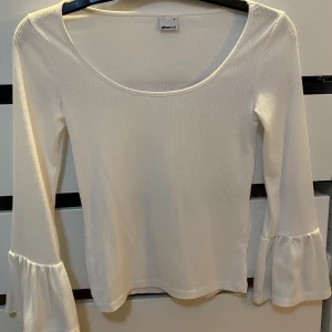 Topp - Söt topp från Gina som inte kommer till användning, lite vidare i slutet av ärmen. Säljer en likadan fast i svart också! Pris + 42kr frakt, hör av er vid frågor! 🦋