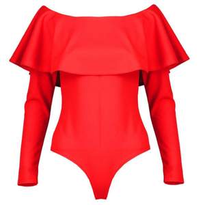 Storlek 36. Röd bodysuit från boohoo med knäppning längst ner. Använd fåtal gånger och därmed fint skick. Skriv vid frågor🥰