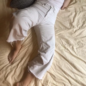 Vita flared jeans - Croppade, vita, flared jeans från H&M. Fransiga vid nederkanten och slutar strax ovanför ankeln (168 cm). Köpta på H&M 2018 och i använt skick, därav priset. 