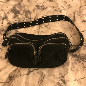 Väska  - Superfin svart väska🖤 Använd bara ett fåtal gånger, köpt för 300 kr säljer för 150💗