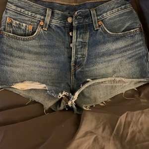 Levis 501 shorts - Säljer mina superfina Levis shorts då de har blivit för små för mig. Strl 26. Nypris 549kr