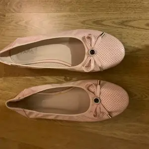 Baby pink shoes that are barely worn 