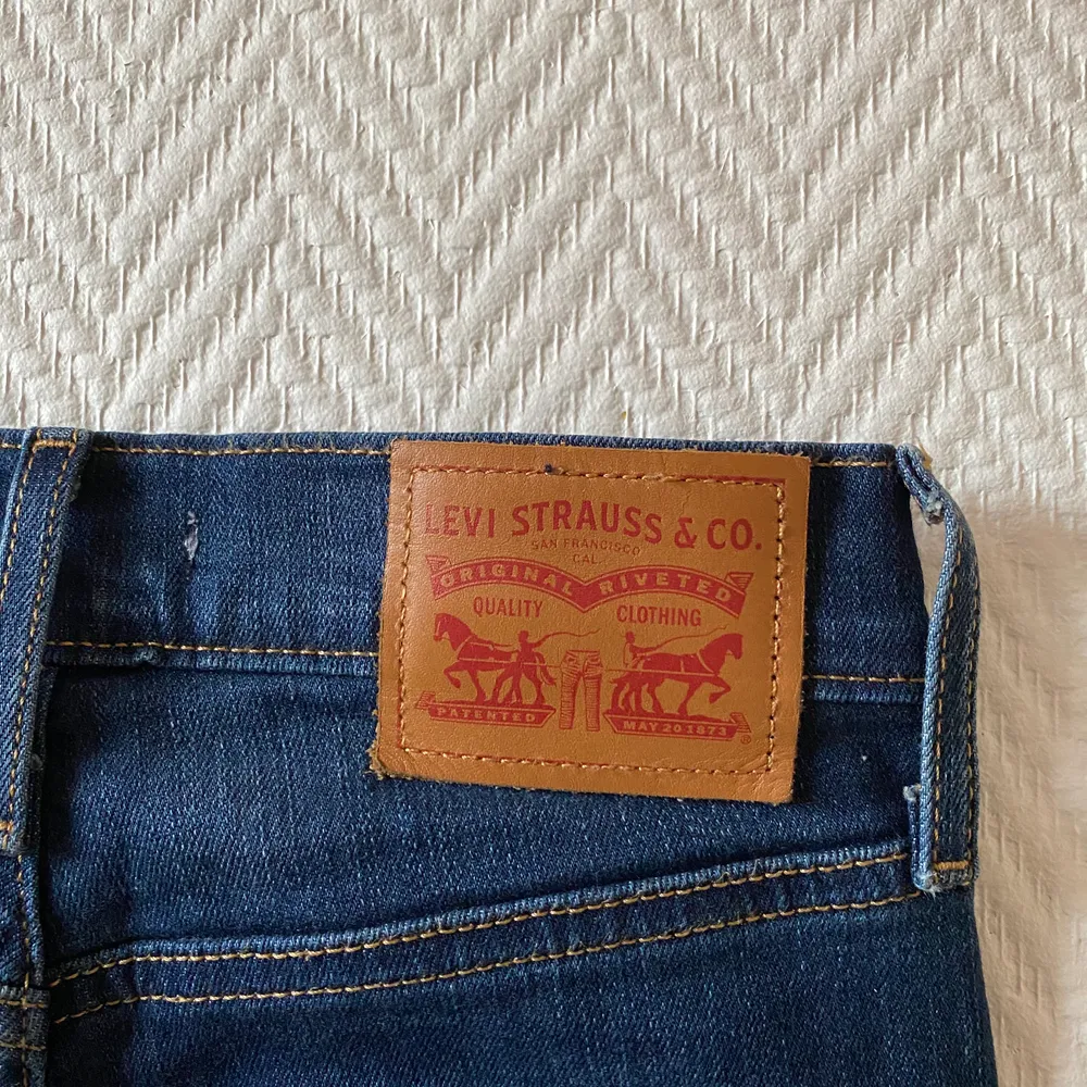 Ett är mile high super skinny jeans från Levis i storlek 25. Endast använd 1-2 gånger! De är i nyskick. Originalpris: 1100kr Köpare betalar för frakt! :) . Jeans & Byxor.