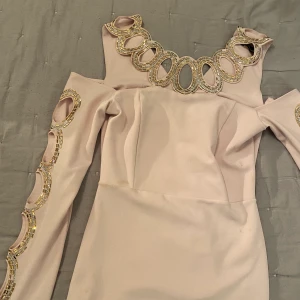 Supergullig topp - En supergullig ljusrosa tröja med detaljer vid halsen och armarna, tyvärr är den för liten för mig. Den är även öppen vid axlarna, och har som en V-rigning vid nacken. Skriv för flera bilder, priser går att diskutera 💓