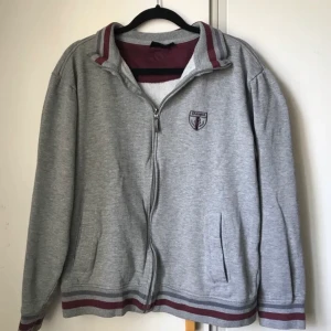 Trendig champion zipup  - Zip-up hoodie/kofta med litet champion märke, strlk S, trendig o skön! 