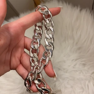 Kedja - Ett skit ballt kedje halsband ifrån hm! Justerbart, så du ka. Välja själv hur mycket du vill att det ska hänga (de sista bilden) passar både killar & tjejer. Pris kan diskuteras! <3