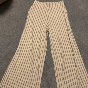 Byxor  - Randiga byxor från Gina Tricot. Ganska korta i modellen. 