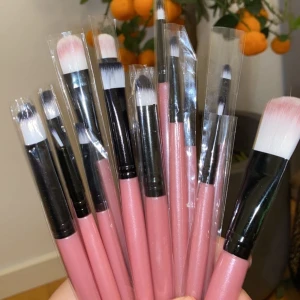Helt nya sminkborstar!!💘 - Nya sminkborstar med plast på. Alla för 50 kr! Frakt kostar 44❤️