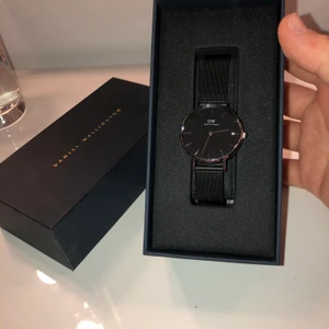 Daniel wellington klocka - En svart och silvrig äkta Daniel Wellington klocka. Några små repor som inte syns
