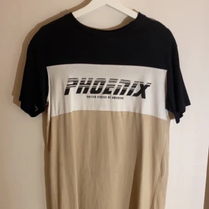 T-shirtklänning - Säljer denna T-shirtklänning från hm som är riktigt snygg. Använd några gånger men är i bra skick. Säljer för 50 kr + FRAKT 🤎