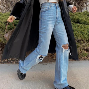 Zara jeans - Snygga jeans från Zara, modellen ”jeans zw premium 90s full length”. Säljer då de inte kommer till användning💕💕(lånad bild, skriv för privata bilder). Buda i kommentarerna! (Startpris: 200kr). Säljer direkt vid 400kr