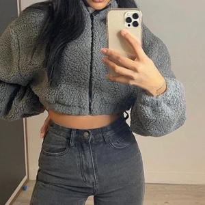 Cropped jacka - Superfin och mysig oversized cropped jacka! Helt nytt skick, aldrig använd! 🤍