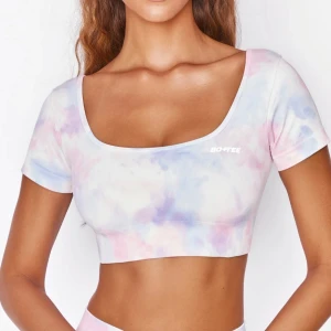 Sport topp - Säljer denna top i srl 6, skulle säga att det är en xxs/xs, väldigt croppad, endast testad men tyvärr tagit bort lappen, vid snabb affär kan de tänkas prutas