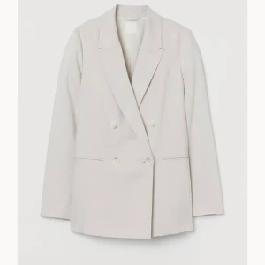 Ny kavaj från H&M. Strl 36 - Ny med lappar kvar. Snygg kavaj från H&M. Se sista bilden för info. Säljes nu på hemsidan för 399 kr. 