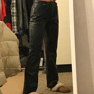 Bootcut skinnbyxor  - Utsvängda skinnbyxor köpta på Humana för 230kr endast använda 2 gånger av mig. Står ingen storlek men ca 36-38, långa på mig som är 173cm. Frakt tillkommer 63kr 