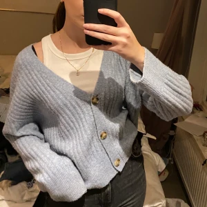 Zara kofta - Populär ljusblå kofta från zara som är slutsåld, lite nopprig men inget som stör och går säkert att få bort. Storlek L men passar mig som vanligtvis har S💕