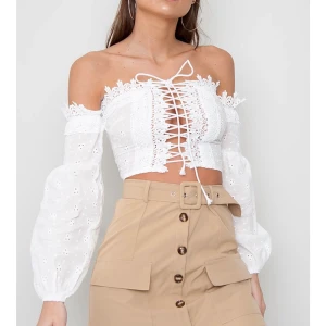 Puff sleeve top - Samma tröja som den svarta, säljer pga för liten så aldrig använd, bara provat. Har tagit av ärmarna även på den här för tycker det var skönare och finare:) storlek xs men passar även en xxs skulle jag säga.