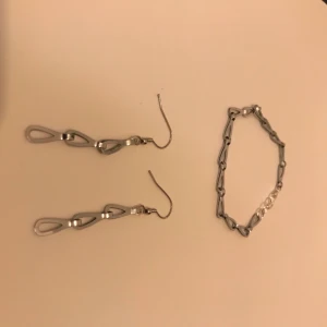 Örhängen & armband  - Silvriga örhängen och armband av kedja skit coola passar alla. Gjort dem själv :) 20kr för armbandet 25 kr för örhängena