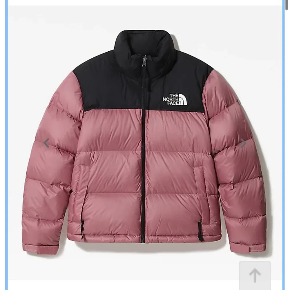 Säljer min trendiga rosa North Face jacka! Använd men i gott skick och utan större defekter. Nypris 2800kr, säljes direkt för 2000kr. Annars budgivning från 1200kr 💜💜 (budgivning är bindande och sker privat med minst 50kr åt gången) Köparen står för frakten! Jag är 163cm för referens 💖💖. Jackor.