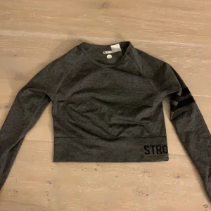 Crop Top - Croptop från stronger i strl XS/S. Sitter superfint på! Bra skick! Bud sker från 150 kr i kommentarerna och avslutas 24 h efter första bud! 