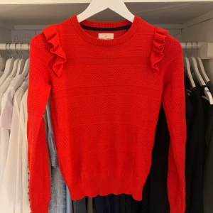 Röd tröja - Säljer denna söta tröjan från Lindex i storlek xs. Bra skick! Pris+frakt💓