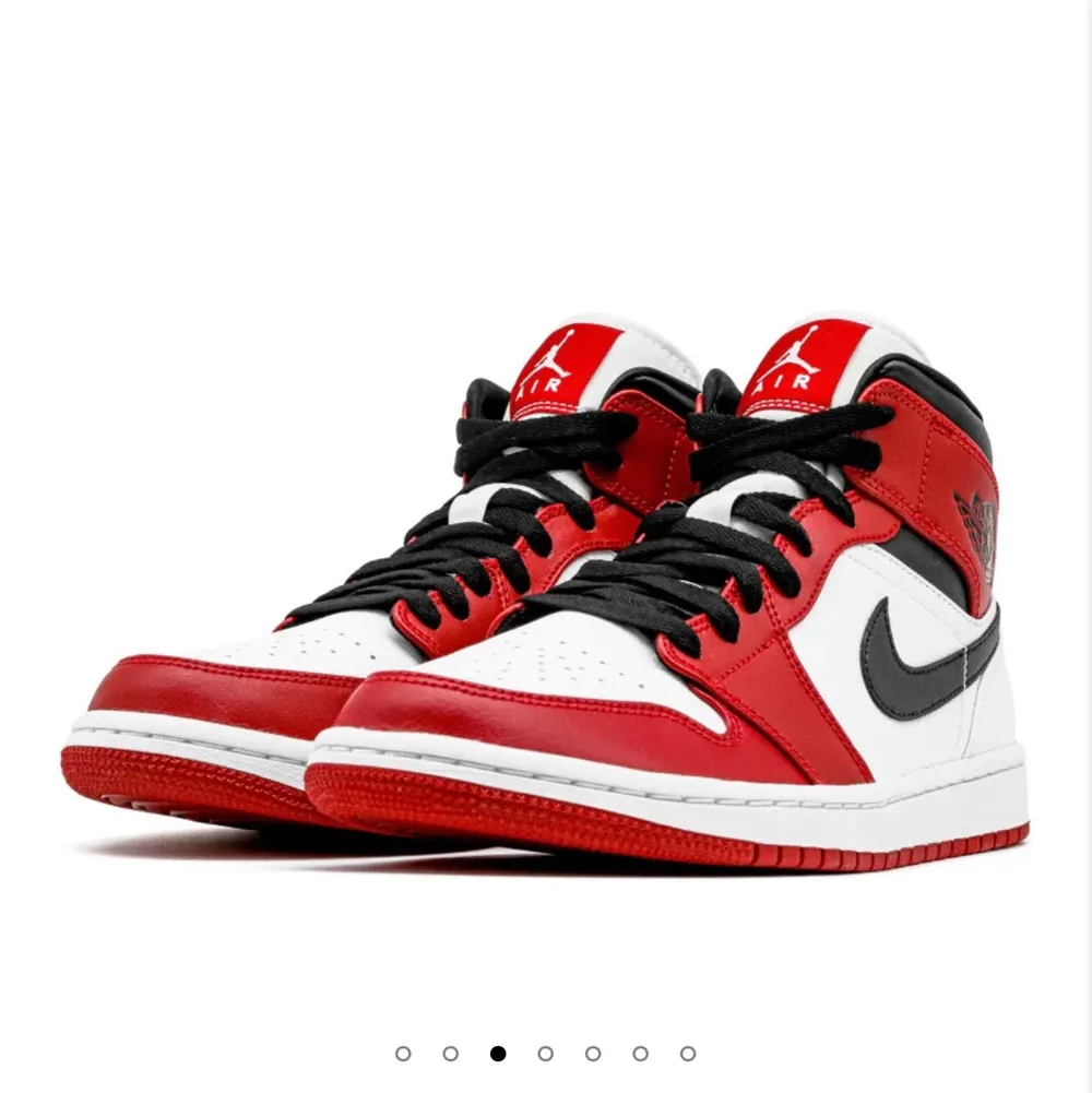 Söker jordan 1 mid Chicago!. Skor.