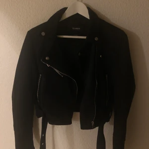 Svart mockajacka - Jättecool svart jacka i mockaimitation från Pull&Bear. Endast testad. Storlek M. Köparen står för frakt