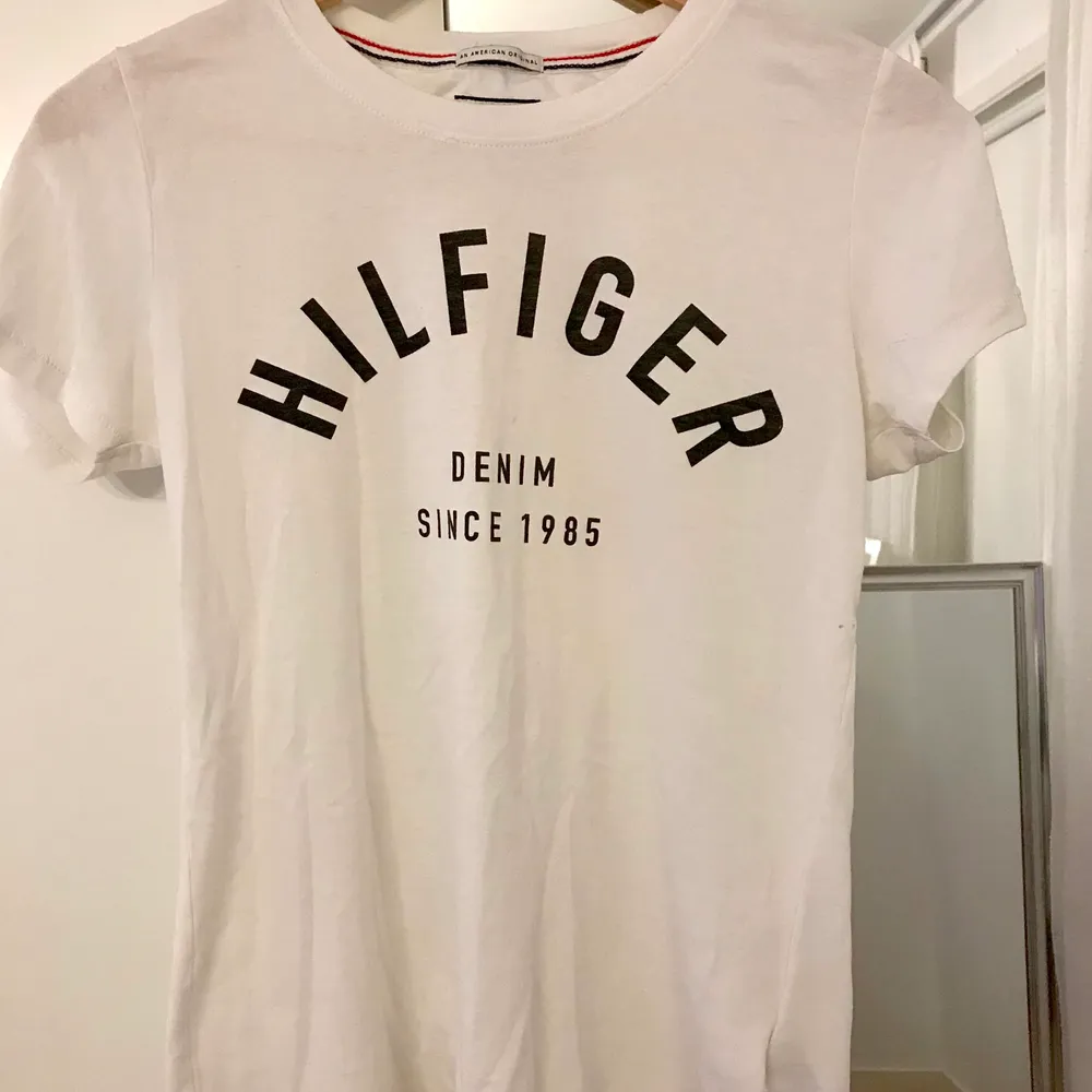 Fin T-shirt från Tommy Hilfiger <3  Frakt tillkommer! 💛 💗 Kolla in min profil 💗 . T-shirts.